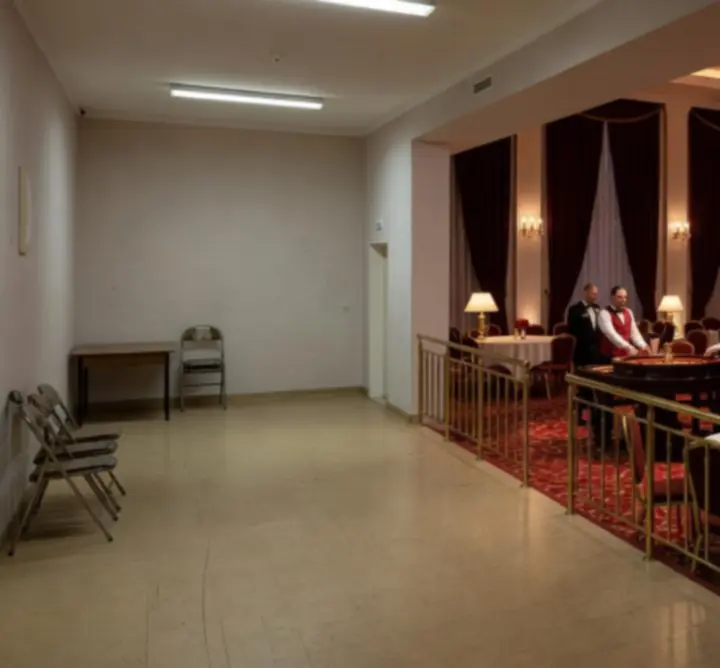 Porównanie klasycznej sali przed i po transformacji w elegancką przestrzeń eventową z kinowym światłem i strefą gier